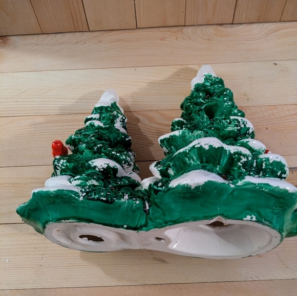Dept56;Festive Green Ceramic Christmas Trees with Red Accents Pre-owned - Picture 6 of 9